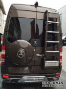 扩展版的悍马H2成为VIP明星车，它是一个可以与汽