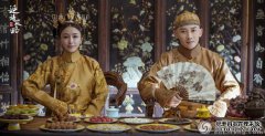 演员'杨'玉走在红地毯上，两个'皇后'温暖，气氛