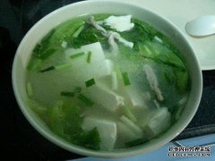 生菜和豆腐汤很薄，女孩经常吃，皮肤是白色的