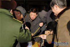艾新觉罗的后代怎么了？有些人挖坟墓卖钱，其
