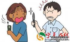 被捕后，一名失业的女子爬行并偷走了手机，她