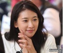 被一个路人抓住的胡炳清把他的脸露出一个非常