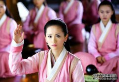 首先，他有杨幂红，赵丽英，而作家其实是在演
