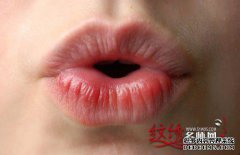 嘴唇和浮动嘴唇之间的区别。