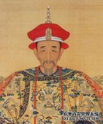 康熙的儿子于去年出生，由于年纪轻轻而长大。