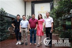 中国名模李培玉于春季应邀参观并考察泉州时装