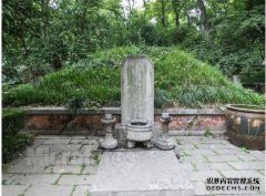 “门前的坟墓，屋子后面的水，家庭被打败并且